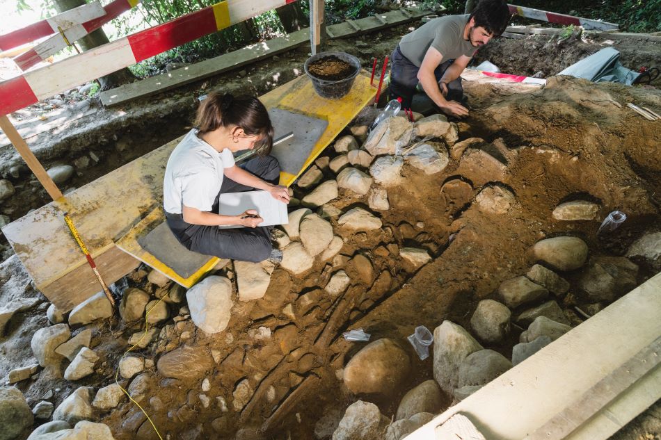 Grabungssituation: Kantonsarchäologen legen Artefakte am Fundort frei und machen eine Karte von der Anordnung der Funde. 