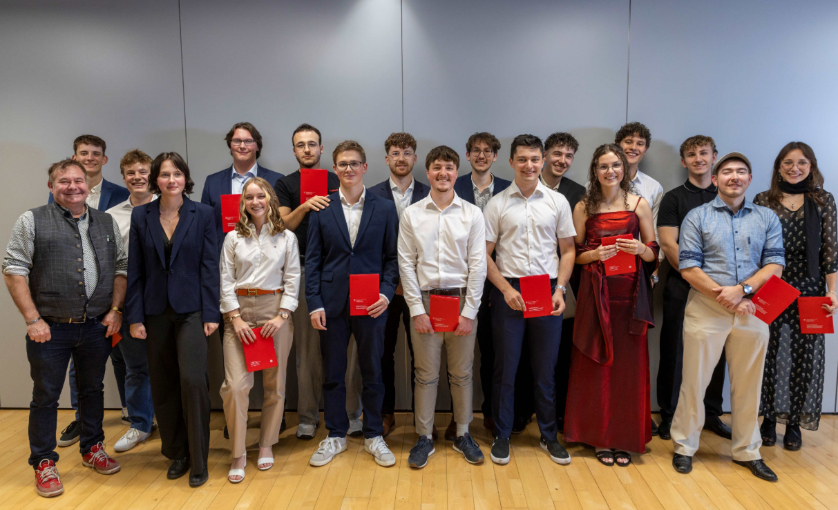 Berufsleute schliessen Matura im Herbst ab - Klassenfoto BMLT22+A mit Klassenlehrer Beat Imhof, Foto: Natalie Boo, Aura Fotografie