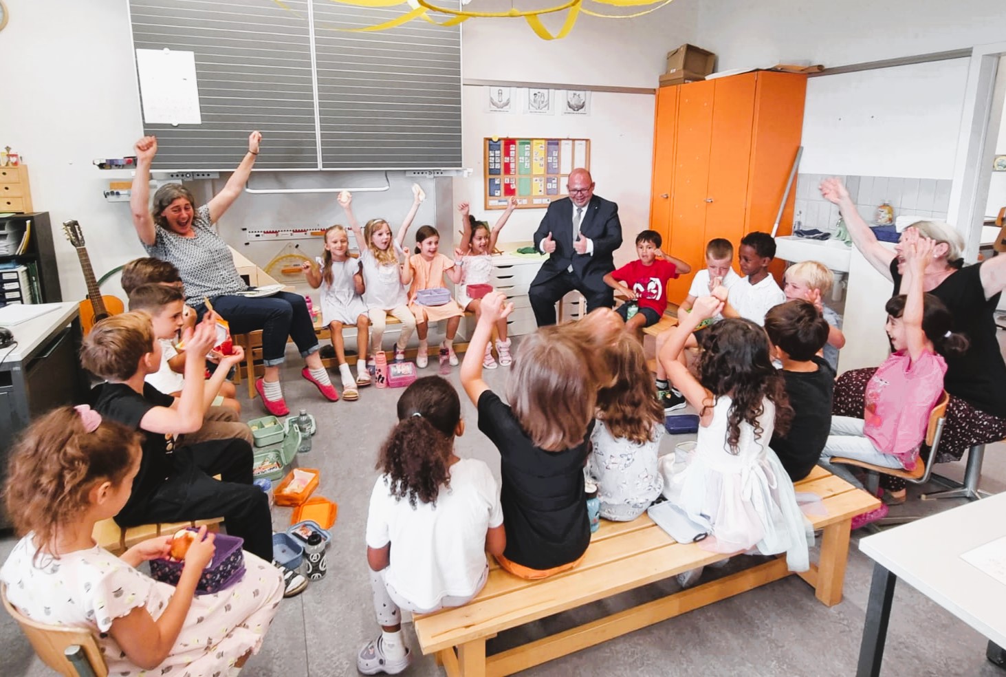 Montag, 18. August 2025: Erster Schultag im Schulhaus Roggern in Kriens - Bildungsdirektor Armin Hartmann besucht Erstklässlerinnen und jubelt mit ihnen. 