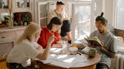 Mädchen und Jungs - leisten sie das Gleiche in der Schule? Und wie werden sie bewertet- Personen im Austausch, Bild Pexels