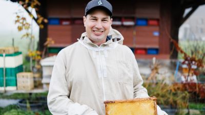 Imker in freier Natur, Bild. zVg.