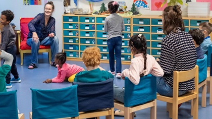 Volksschule: Kinder im Kreis in der Basisstufe. Hier lernen Kinder im Alter von ca. 4 bis 8 Jahren gemeinsam in altersdurchmischten Klassen.