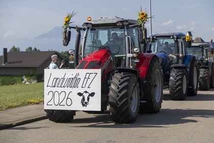 Berufsabschlüsse 2026 -  Ein mit Blumen geschmückter Traktor mit Schild Landwirte 2026 führt die Kolonne der Absolventinnen an. Bild Natalie Boo, Aura