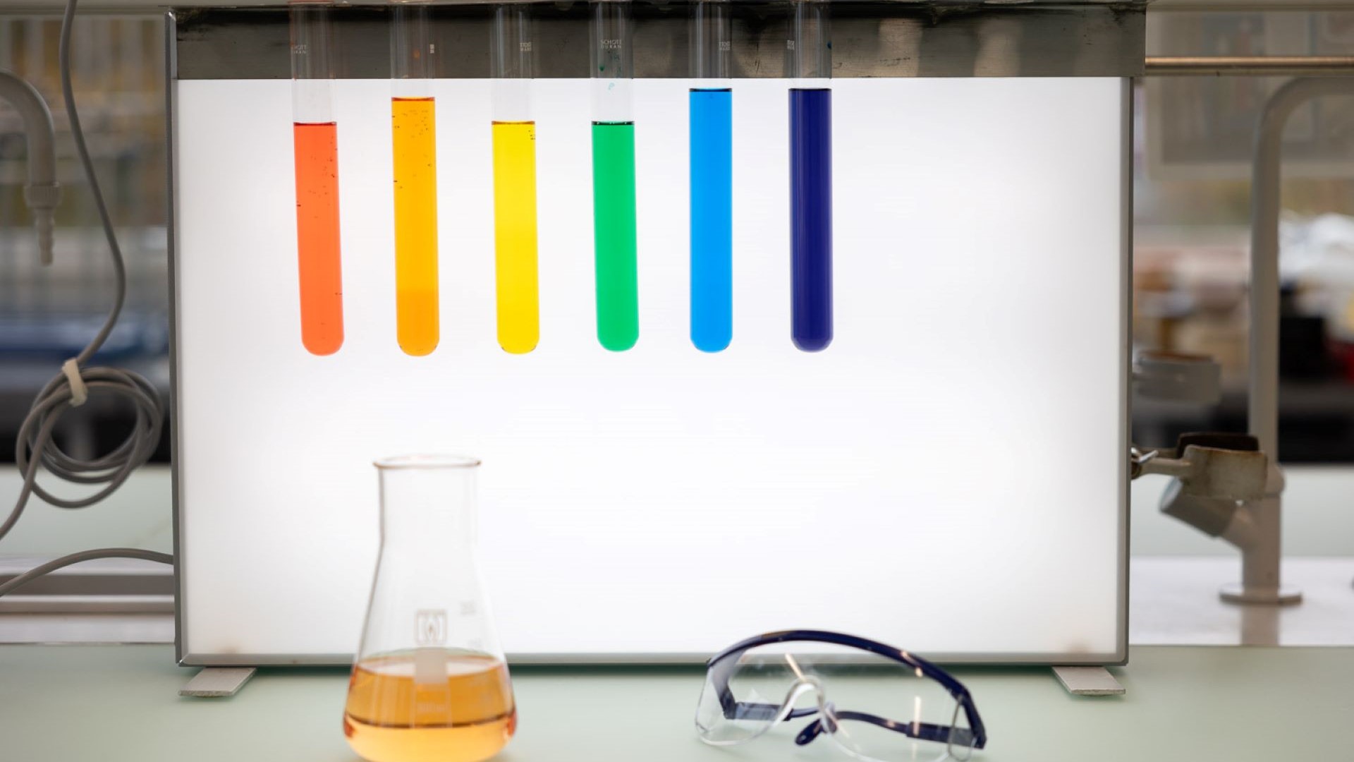 Gymnasialbildung, im Chemie-Labor, Bild: zVg. 