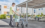 Eine Frau wird von einer Pflegefachperson betreut. Bildquelle: XUND