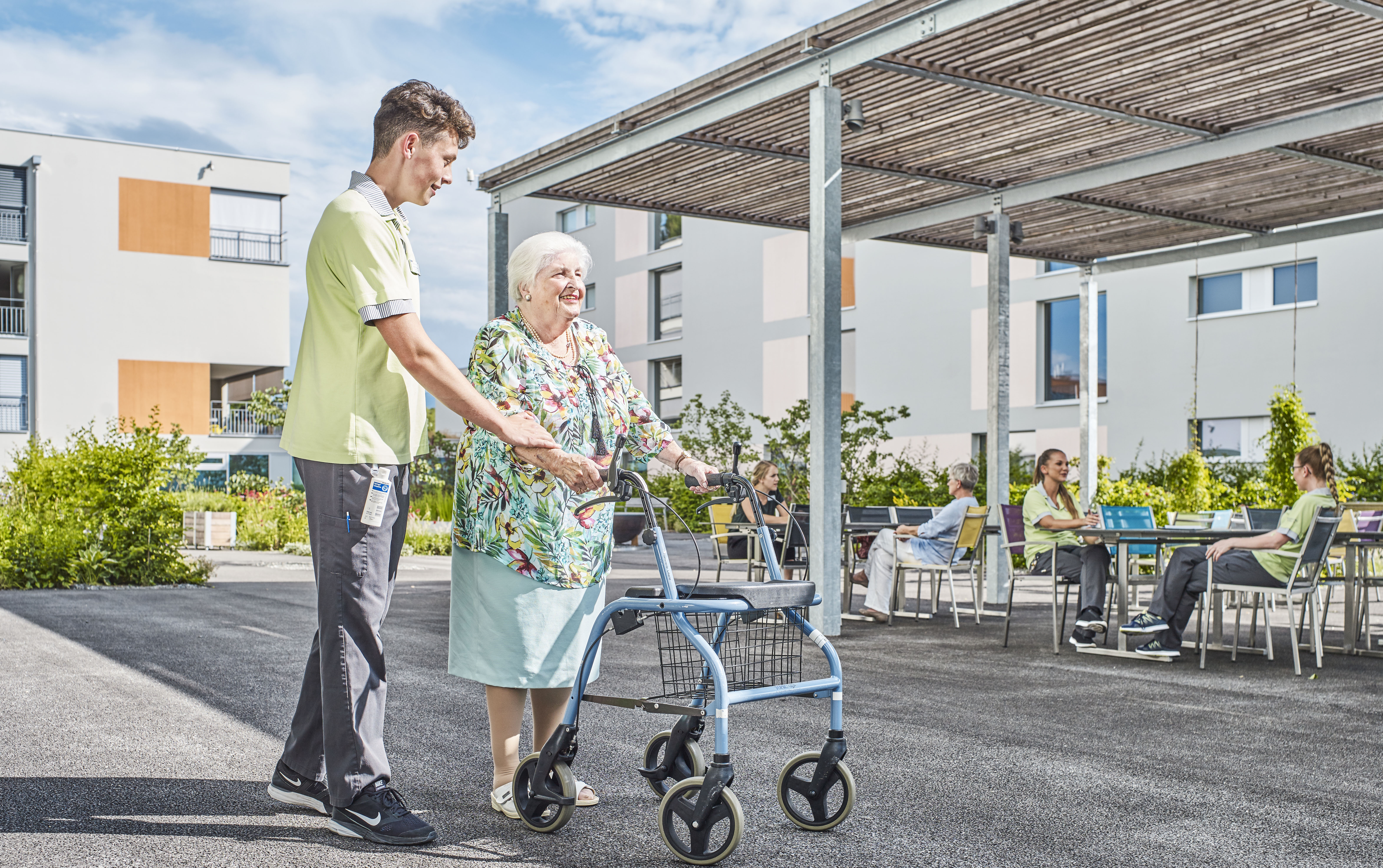 Eine Frau wird von einer Pflegefachperson betreut. Bildquelle: XUND