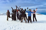 Eine Gruppe Kinder und Jugendlicher im Schnee