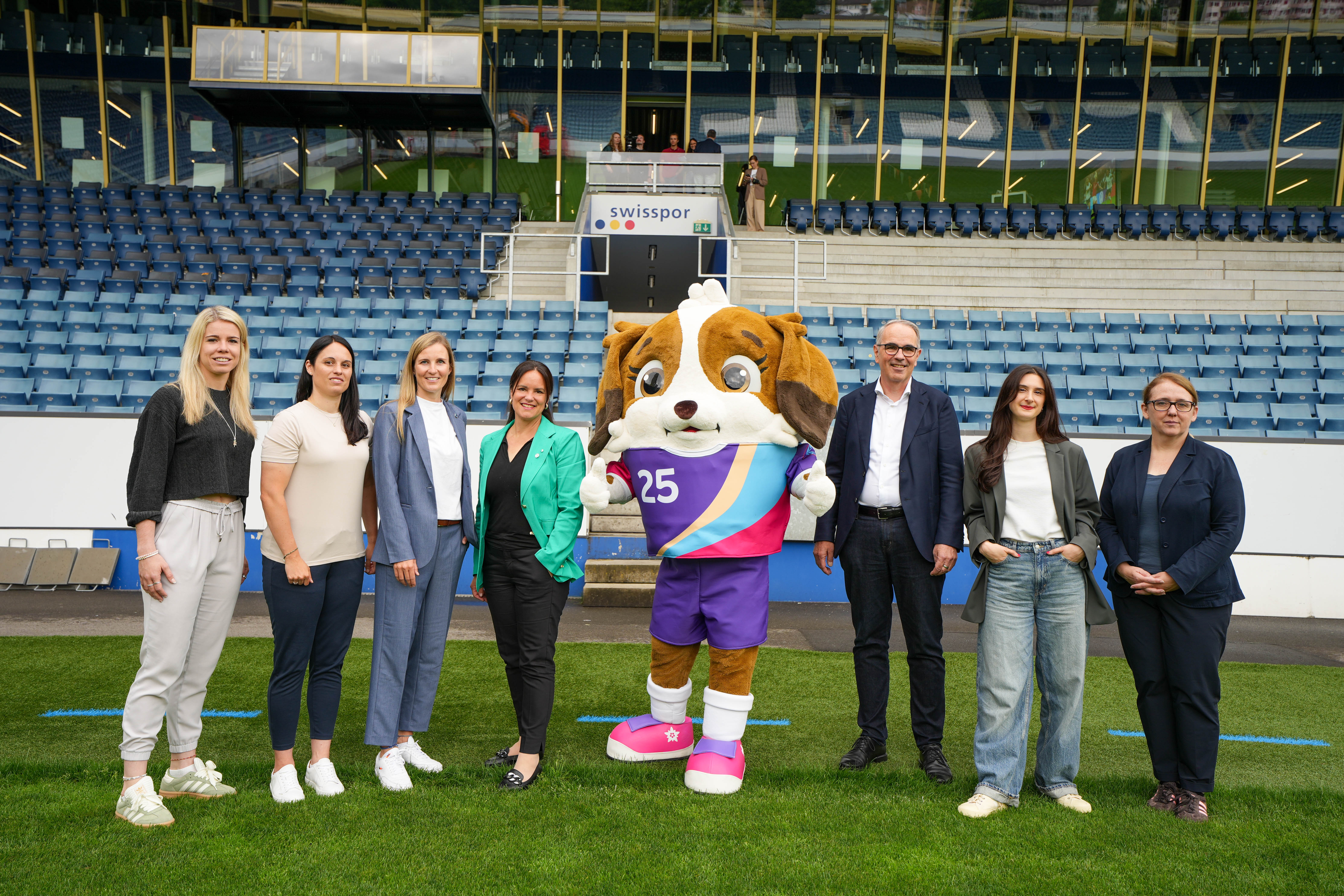Gruppenbild mit Maskottchen