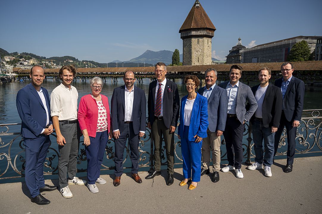 v.l.n.r Silvan Wechsler, Leiter Abteilung Parlamentsdienste, Samuel Zbinden (Grüne), Angela Lüthold (SVP), Adrian Nussbaum (Die Mitte), Kantonsratspräsident Ferdinand Zehnder, Vizepräsidentin Gisela Widmer Reichlin, Georg Dubach (FDP), Mario Cozzio (GLP), Marcel Budmiger (SP), Staatsschreiber Vincenz Blaser