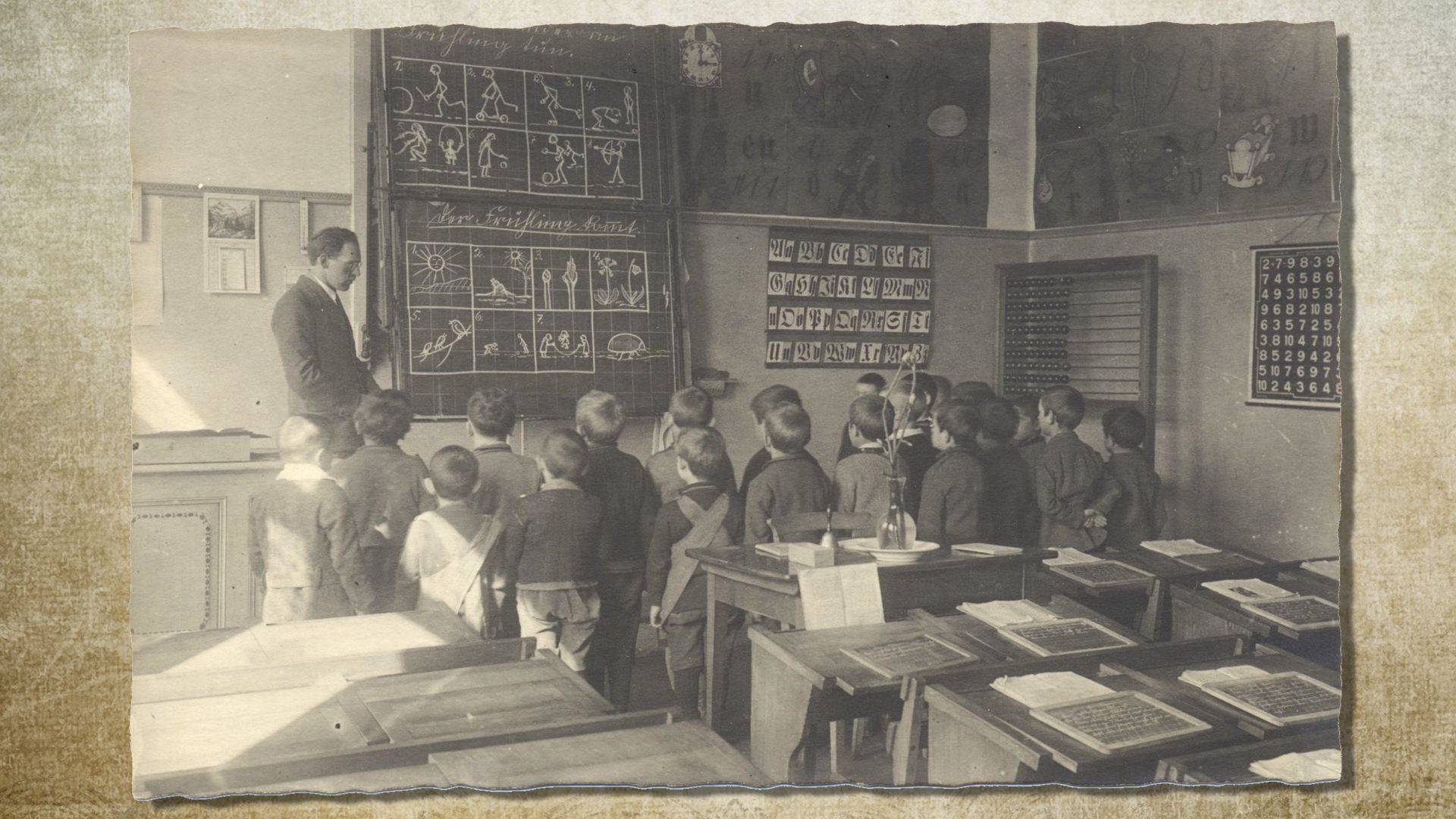 Lehrer Karl Erni erteilt seiner Knabenklasse im Luzerner St.-Karli-Schulhaus Anschauungsunterricht an der Wandtafel, 1924. @ZHB Sondersammlung