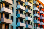 Bunte Wohnblocks mit Balkonen Adobe Stock