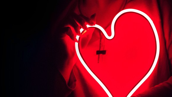 Rotlicht (Photo by DESIGNECOLOGIST on Unsplash)