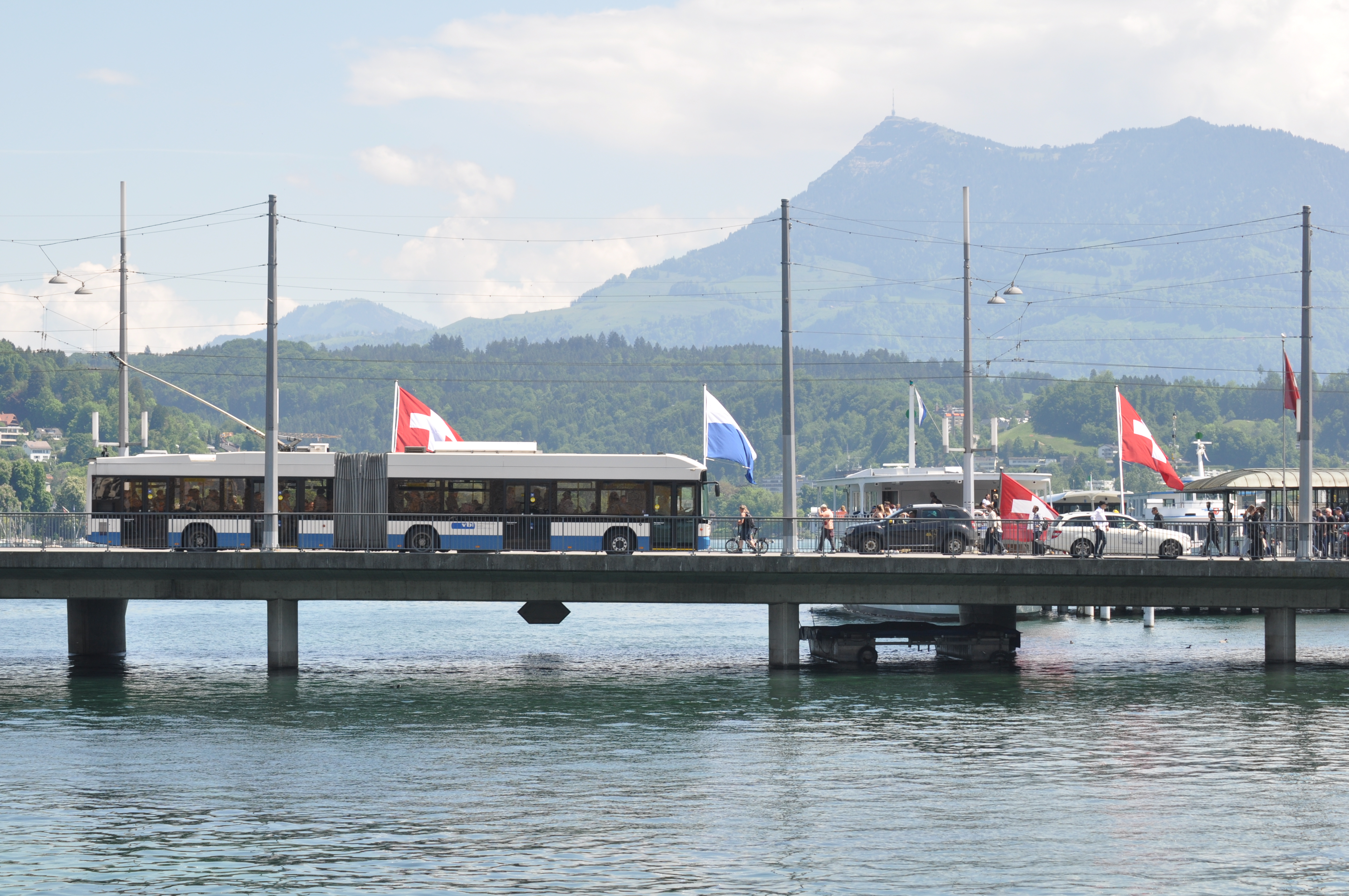 Luzerner Seebrücke mit Bus, Autos, Velos, Fussgänger und Schiffverkehr, mit der Rigi im Hintergrund (Symbolbild Programm Gesamtmobilität).